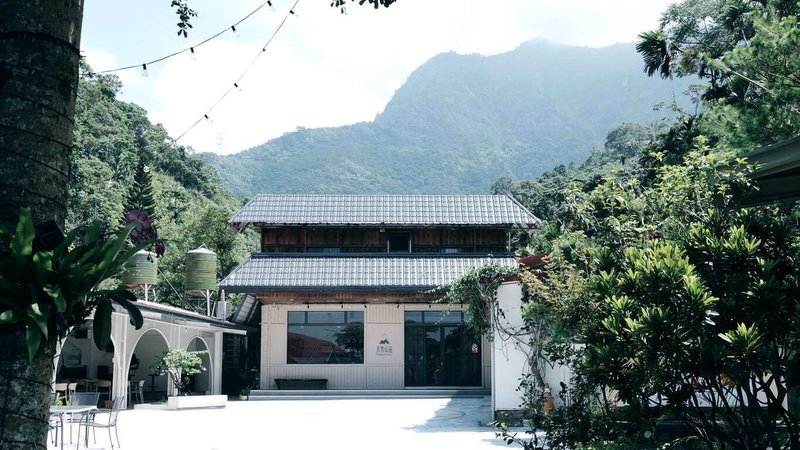 雲林縣政府攜手國立雲林科技大學，透過導入設計美學與專業資源，翻轉古坑旅宿硬體環境，其中「天秀山莊」採用在地建材重現三合院氛圍，營造靜謐空間。（雲林縣政府提供）中央社記者姜宜菁傳真　114年10月7日