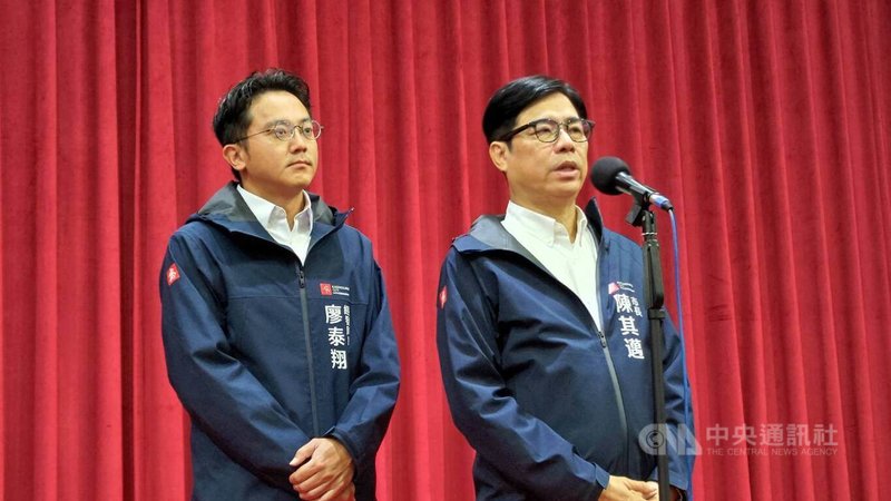 高雄市長陳其邁(右)7日上午在市議會進行施政報告與質詢,並於會後受訪表示,感謝台積電贈送晶圓,對高雄意義重大。左為高雄市經發局長廖泰翔。中央社記者蔡孟妤攝 114年10月7日
