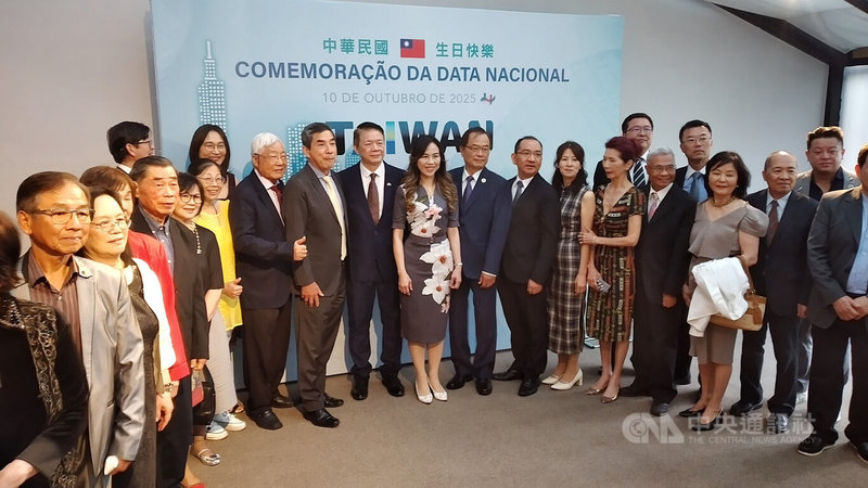 駐聖保羅經濟文化辦事處6日舉行慶祝中華民國114年雙十國慶,僑界代表共襄盛舉,場面熱烈,氣氛溫馨。中央社記者唐雅陵聖保羅攝 114年10月7日