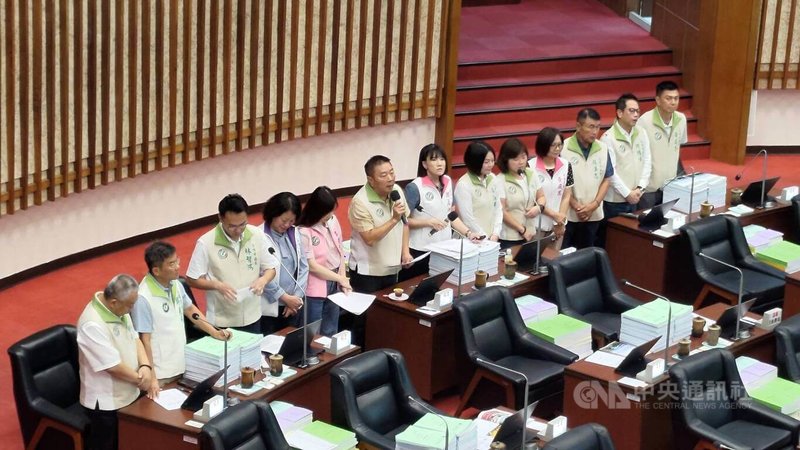 高雄市議會7日上午進行市長施政報告與質詢,市議會民進黨團進行聯合質詢,關心美濃農地盜採土石案及財劃法修法等問題。中央社記者蔡孟妤攝 114年10月7日