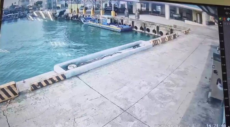 1名7旬翁7日駕駛自小客車在屏東縣枋寮漁港疑倒車不慎落海,海巡及消防人員將老翁救起時已無呼吸心跳,送醫搶救不治。(屏東縣政府警察局枋寮分局提供)中央社記者黃郁菁傳真 114年10月7日