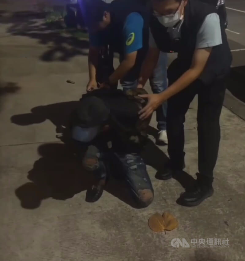 陳姓男子（前左）6日下午無票進入台鐵台中五權車站，被站務人員發現攔阻，陳姓男子拒絕驗票還將站員推落月台後逃逸，警方晚間循線逮獲陳姓男子送辦。（翻攝照片）