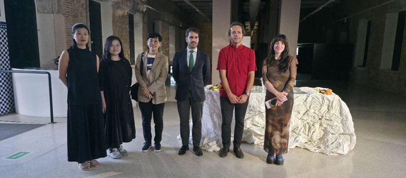 台灣藝術首度插旗西班牙東南部城市穆西亞，10月3日起推出「臺灣回聲」數位藝術展，以多元媒介探討當代台灣身分認同與文化形塑。圖為藝術家吳雅筑（左1）、蔡宜婷（左2）、駐西班牙代表處文化組長張祐瑄（左3）與展覽團隊在開幕式現場合影。（Mario Gutierrez Cru提供）中央社記者胡家綺馬德里傳真 114年10月7日