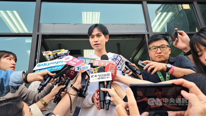 網紅Andy（中立者）遭前女友家寧的媽媽提告妨害名譽、違反個資法。他3月25日前往林口警分局說明。（中央社檔案照片）