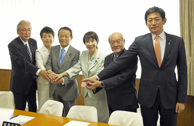 日本自民黨總裁高市早苗（右3）7日敲定黨內一級主管人事，由古屋圭司（左1）出任選舉對策委員長、有村治子（左2）為總務會長、麻生太郎（左3）為副總裁、鈴木俊一（右2）為幹事長、小林鷹之（右1）為政務調查會長。（共同社）