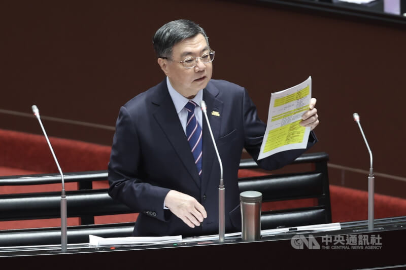 花蓮馬太鞍溪堰塞湖溢流釀災，目前災區仍在重建復原中。國民黨立委傅崐萁7日在立法院質詢時，稱中央沒有撤離計畫。行政院長卓榮泰（圖）回應，撤離計畫和實施執行當然是地方政府，是地方政府沒有完成撤離計畫；他並對傅崐萁說，「我們在搶救生命，只有你在搶救政治生命」。中央社記者吳家昇攝  114年10月7日