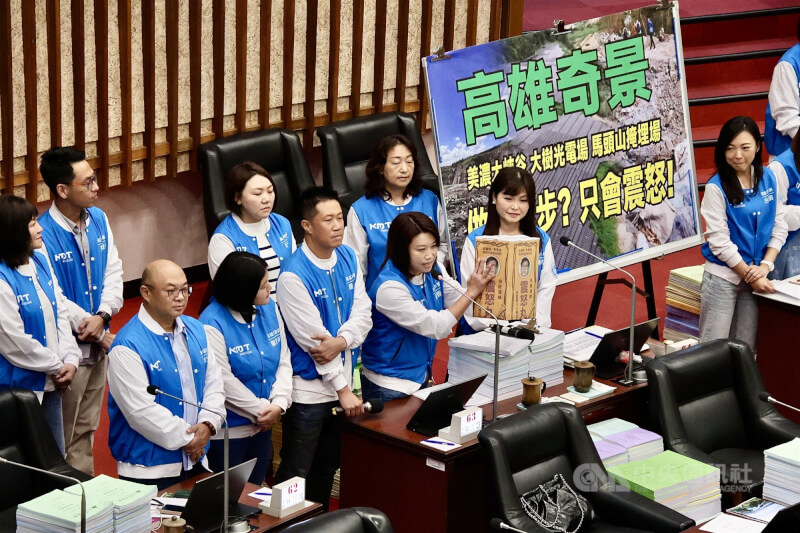 高雄市議會7日進行市長施政報告與質詢，國民黨團進行聯合質詢，聚焦美濃農地盜採土石案等議題。中央社記者董俊志攝  114年10月7日