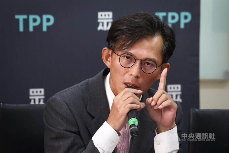 民眾黨立法院黨團7日在黨團舉行記者會，主席黃國昌（圖）回應跟拍政治人物議題，強調台灣公益揭弊暨吹哨者保護協會，包括自己，給媒體的資料從來沒有收受任何一塊錢。中央社記者王騰毅攝  114年10月7日