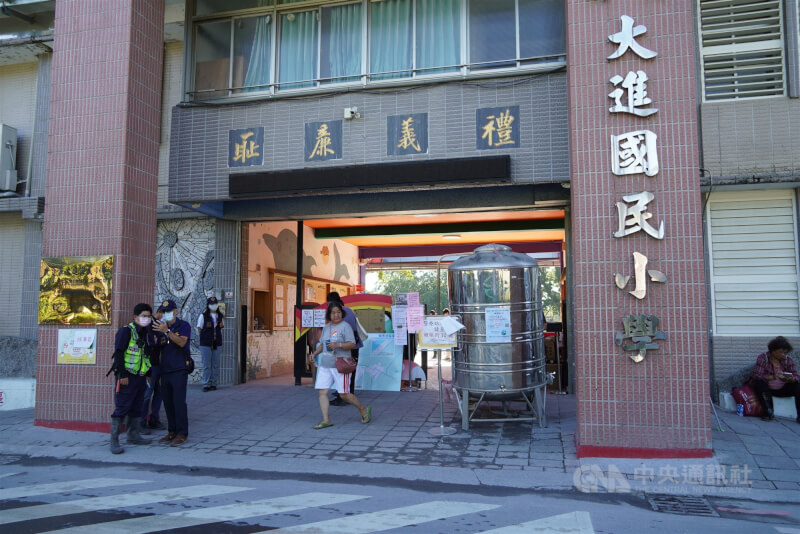 花蓮洪患釀災,光復鄉大進國小等7所國中小學停課長達14天,隨搶災清淤暫告一段落,學校7日恢復實體上課。中央社記者李先鳳攝 114年10月7日