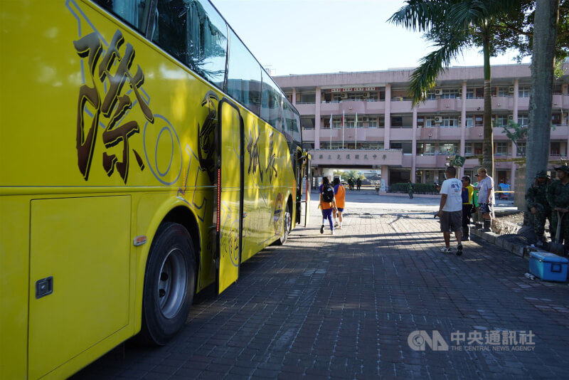 花蓮洪患釀災,光復鄉7所國中小學停課長達14天,隨搶災清淤暫告一段落,學校7日恢復實體上課。圖為光復國中因校車泡水,由大型巴士暫時替代,載送學生入校。中央社記者李先鳳攝 114年10月7日