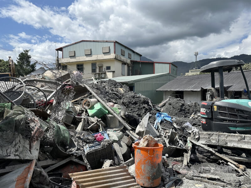 花蓮縣光復鄉邱姓婦人因馬太鞍溪堰塞湖溢流讓她的生財器具全被沖走，曾在0403地震中成為天王星大樓災民的她，如今又成洪災災民，住家後面還堆滿了土石廢棄物等待清理。（中央社檔案照片）