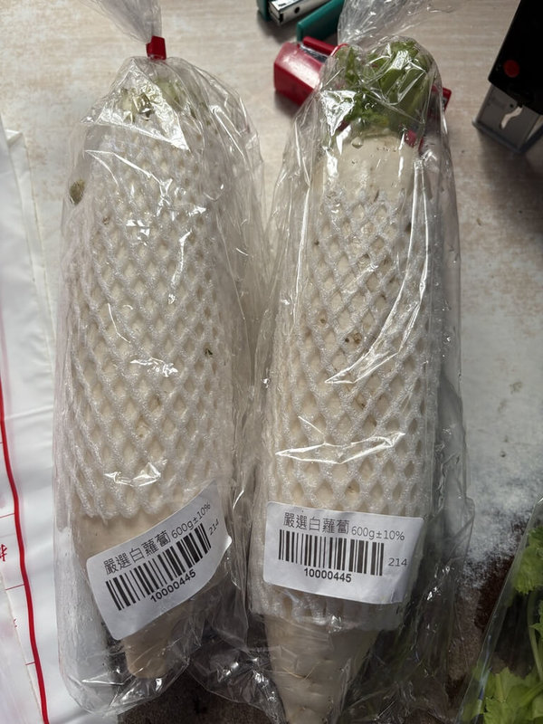 台北市衛生局7日發布，8月抽驗市售生鮮蔬果49件的農藥殘留，結果包含白蘿蔔3件，以及九層塔、青蔥、豇豆、辣椒各1件，計7件各檢出1到2項農藥殘留違規。（台北市衛生局提供）中央社記者楊淑閔傳真  114年10月7日