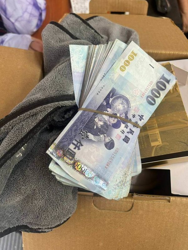 台中市西屯區1名6旬女子在網路認識自稱「多金暖男」的陌生男子，對方還要求女子寄出現金新台幣10萬元作為「見面誠意金」，所幸警方即時阻攔，保住婦人存款。（民眾提供）中央社記者郝雪卿傳真  114年10月7日