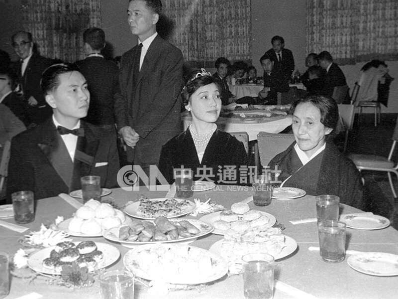 國立藝專校長鄧昌國(左1)與日本鋼琴家藤田梓(左2)在台北結婚。中央社記者陳漢中攝 50年2月26日