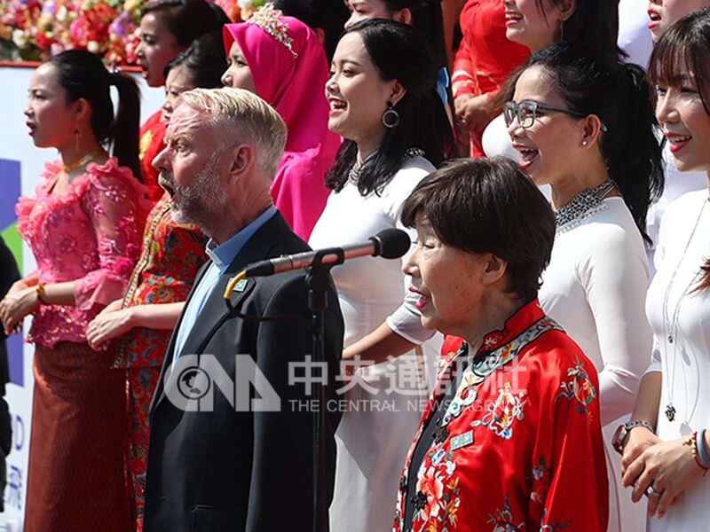 慶祝108年國慶大會,由歸化取得中華民國國籍的神父雷敦龢(前排右2)和鋼琴家藤田梓(前排右),與30名東南亞新住民共同領唱國歌。中央社記者王騰毅攝 108年10月10日
