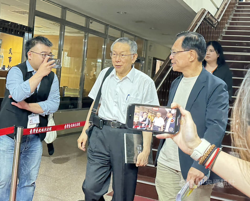 台灣台北地方法院7日再度開庭審理京華城案，以證人身分傳喚前台北市長柯文哲（左2），由檢辯交互詰問。中央社記者劉世怡攝　114年10月7日