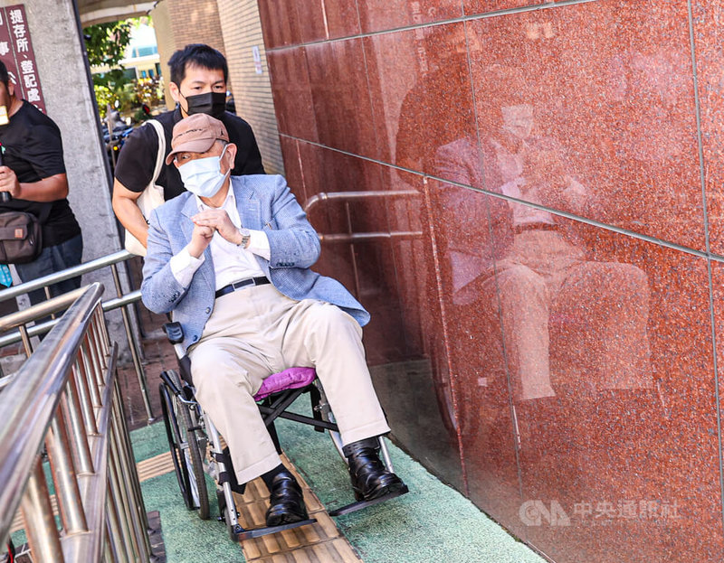 台北地方法院審理京華城案,7日上午傳喚威京集團主席沈慶京(前)出庭,沈慶京坐著輪椅進入北院,向媒體拱手致意。中央社記者鄭清元攝 114年10月7日