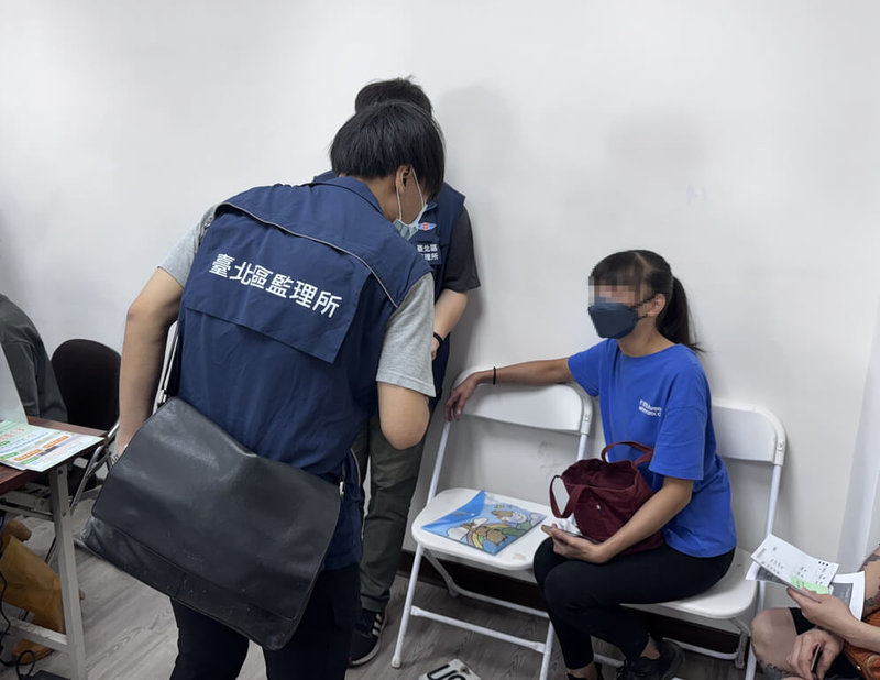 公路局7日表示，花蓮縣光復鄉大馬村等7村落居民因馬太鞍溪堰塞湖溢流而受損的車輛，只要完成報廢登記，即可申請慰助金。圖為受災民眾登記車輛報廢情形。（公路局提供）中央社記者余曉涵傳真　114年10月7日
