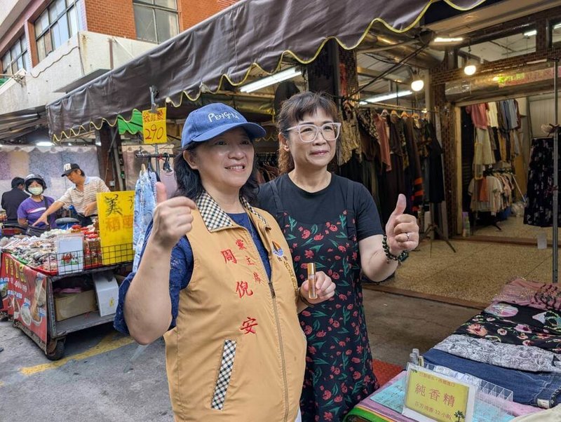 台聯黨主席周倪安(左)宣布從澎湖出發,8日上午走訪北辰市場等地,宣傳理念爭取支持,以行動證明台聯在地方選舉不缺席的決心。(台聯黨林興傑提供)中央社 114年10月8日