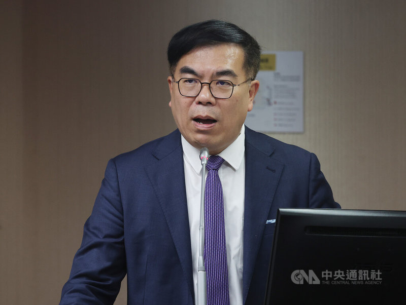 立法院社會福利及衛生環境委員會8日邀請環境部長、勞動部長及衛福部長就「災後復原重建及清理因應作為」進行專題報告，並備質詢。圖為環境部長彭啓明專題報告。中央社記者張新偉攝　114年10月8日