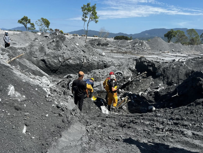 花蓮馬太鞍溪堰塞湖溢流重創光復鄉，已造成18人罹難、6人失聯。警消8日證實，佛祖街336巷砂石場附近尋獲車輛內有罹難者，推測應是失聯的砂石場黃姓老闆娘。（民眾提供）中央社記者張祈傳真　114年10月8日