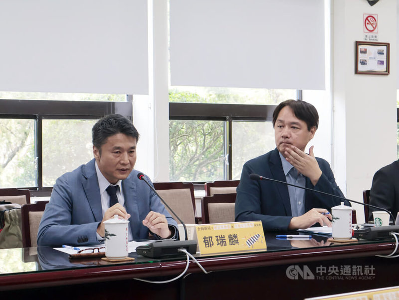 政治大學國際關係研究中心8日召開「台海新局：解放軍動態與台灣安全挑戰」座談會，國防大學戰略研究所所長郁瑞麟（左）與會，座談會由政治大學東亞所特聘教授兼國際關係研究中心主任王信賢擔任主持人（右）。中央社記者李雅雯攝　114年10月8日