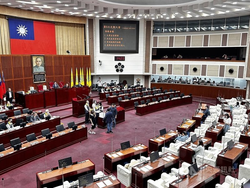台北市議會8日召開定期大會，民進黨團針對普發現金政策提案要市府增發新台幣2.1萬元，提案被暫擱；國民黨團稱將提另一版本；民眾黨團要求市府嚴格檢視財政。圖為議會下午開議情形。中央社記者劉建邦攝　114年10月8日
