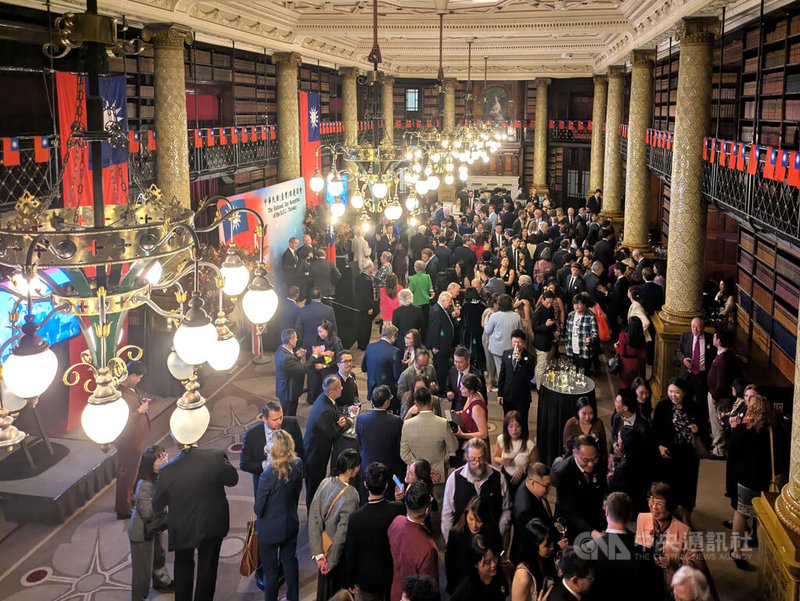 駐英國代表處7日晚間在倫敦市中心舉行國慶酒會，約300位賓客出席。中央社記者陳韻聿倫敦攝　114年10月8日