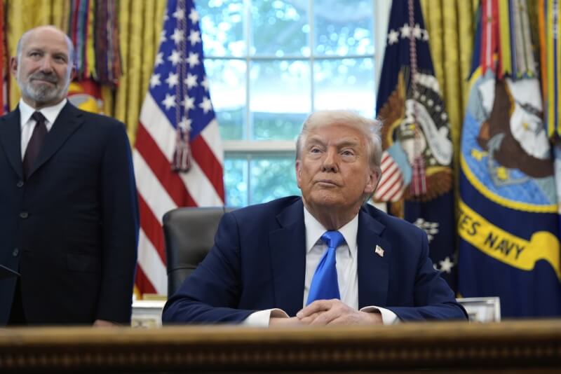 美國總統川普（前）上月簽署行政命令，對每份新的H-1B簽證申請徵收10萬美元。（美聯社）