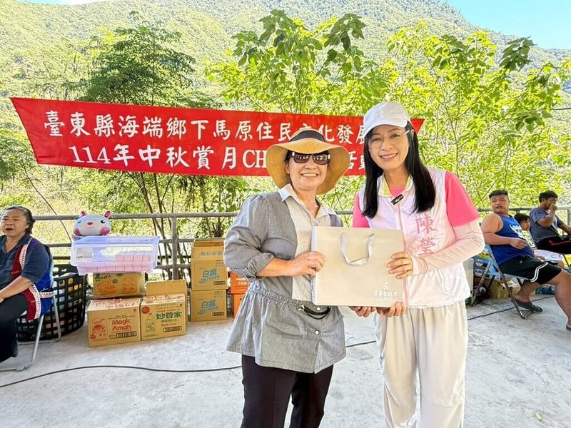 民進黨選舉對策委員會達成共識將建議提名立委陳瑩參選台東縣長。陳瑩表示，她會全力以赴，確保台東不要變成第2個花蓮。圖為陳瑩（右）中秋節前往遭颱風樺加沙重創的南橫地區送月餅。（陳瑩提供）中央社記者盧太城台東傳真　114年10月8日