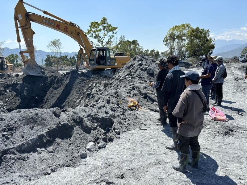 花蓮馬太鞍溪堰塞湖溢流致災，警消連日搜救，8日證實於砂石場附近尋獲車輛，內有罹難者，身分待確認。（民眾提供）中央社記者張祈傳真　114年10月8日