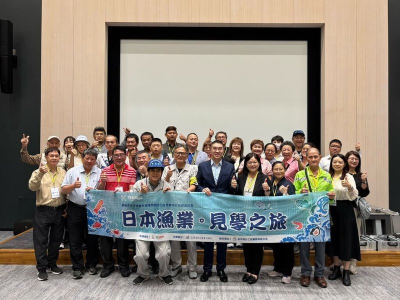 基隆市長謝國樑（前右5）6日率團考察日本豊洲市場與築地場外市場，實地觀察物流動線與分區規劃，盼作為基隆市崁仔頂魚市未來的轉型與現代化發展的參考與啟發。（基隆市政府提供）中央社記者王朝鈺傳真　114年10月8日