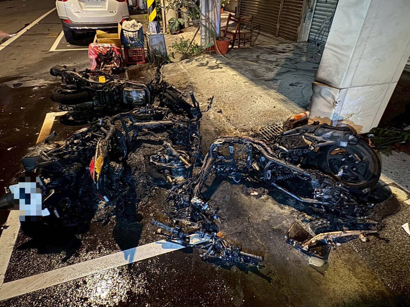 蔡姓男子8日凌晨騎乘普重機車，行經苗栗市中正路與至公路口，與自小客車發生碰撞，機車被撞飛滑行，又碰撞到停放在路旁的3輛機車，隨即起火燃燒。（警方提供）中央社記者管瑞平傳真　114年10月8日