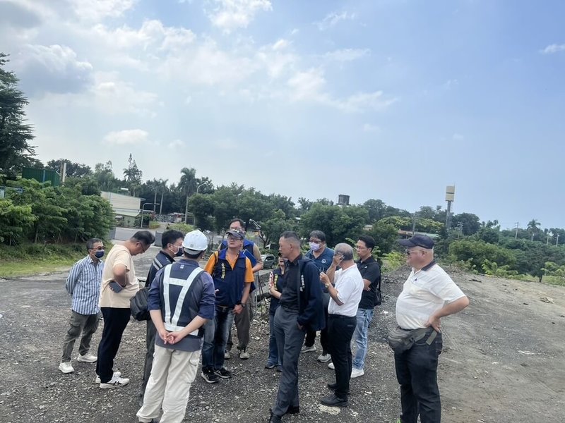 國民黨高雄市議員許采蓁8日表示，高雄市大坪頂露營區旁的保護區遭盜挖棄置廢棄物；高雄市政府副祕書長張家興率同環保局、水利局、都發局等單位至現場勘查；要求承包商依程序儘速補辦水土保持計畫，並請相關單位依法處辦。（高雄市水利局提供）中央社記者林巧璉傳真　114年10月8日