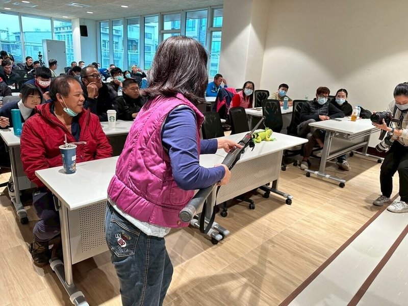 屏東縣政府開辦「115年綠鬣蜥移除教育訓練課程」，共規劃6場次、800個名額，課程將說明綠鬣蜥生態知識及林保署移除指引操作規範等，9日開始報名。（屏東縣政府提供）中央社記者李卉婷傳真  114年10月8日