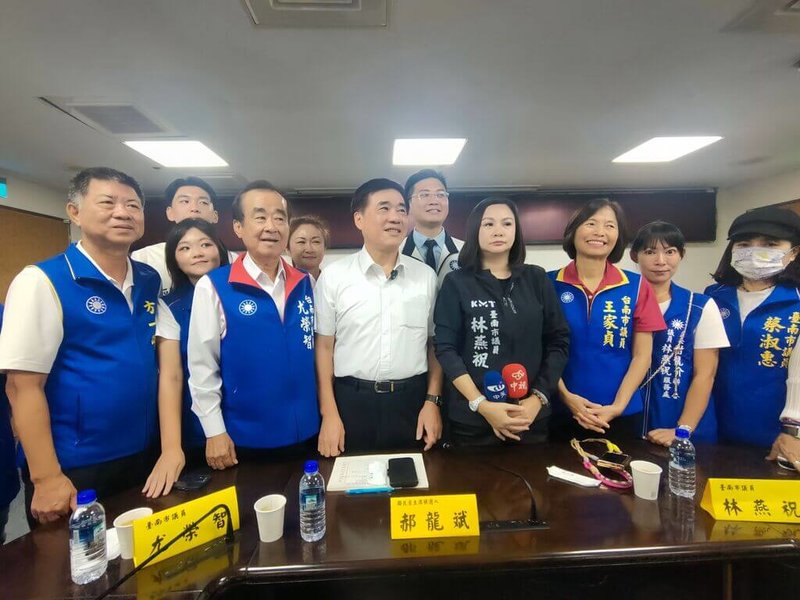 中國國民黨主席候選人郝龍斌（前左3）8日拜會台南市議會國民黨團，他表示，國民黨候選人要夠強，「藍白合」才能契合。（台南市議會國民黨團提供）中央社記者張榮祥台南傳真  114年10月8日