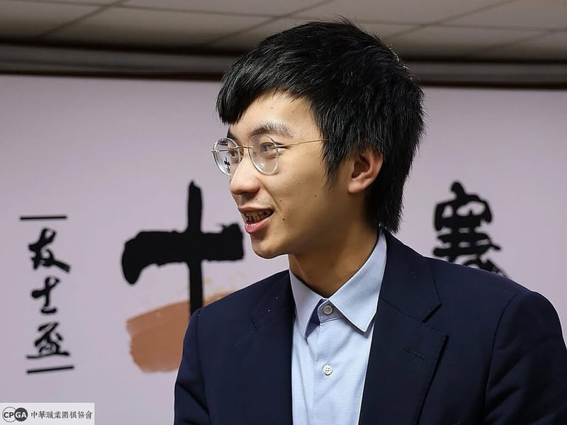 第15屆友士盃十段賽挑戰賽在海峰棋院舉行，台灣圍棋名將許皓鋐（圖）8日於五番勝負第3局克服落後劣勢，最後以中盤勝逆轉對手，締造8連霸。（海峰棋院提供）中央社記者陳容琛傳真　114年10月8日