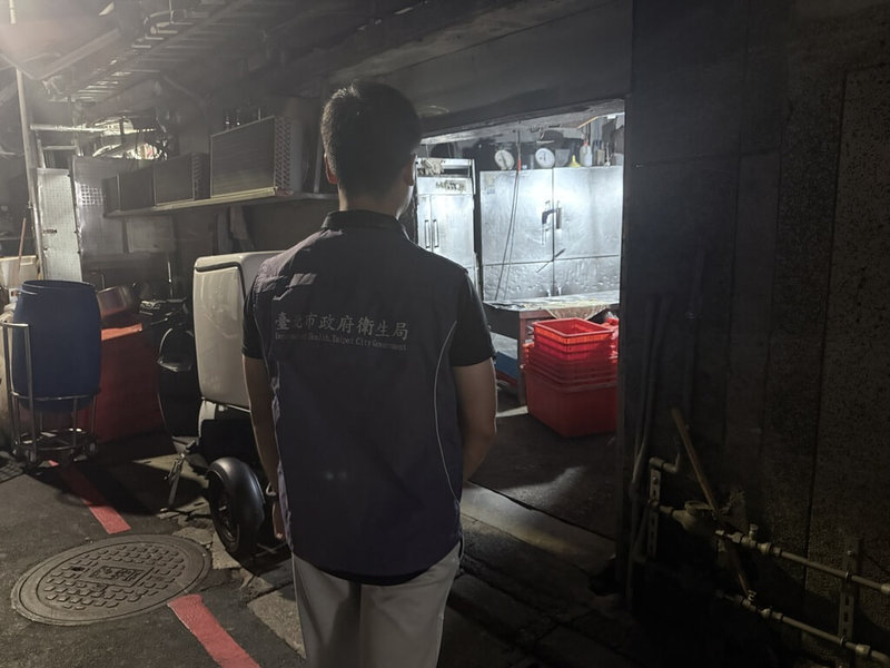百威食品在屏東加工作業，使用工業級雙氧水漂白豬腸並流入市面，台北市衛生局稽查中盤商利太肉店。（台北市衛生局提供）中央社記者楊淑閔傳真　114年10月8日