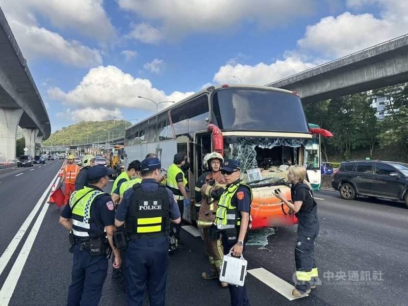 國道1號北上33.8公里五股路段8日上午發生車禍，1輛客運、1輛大貨車碰撞，共造成28人輕傷送醫，肇事責任待釐清。（翻攝照片）中央社記者王鴻國傳真  114年10月8日