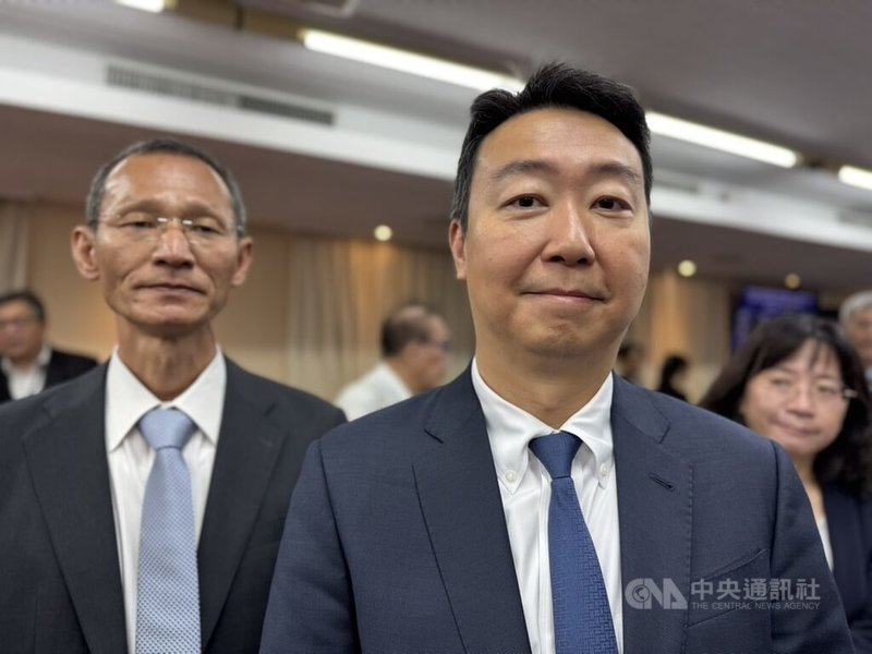 交通部長陳世凱（右）8日在立法院表示，公路局規劃TPASS 2.0+，將針對中長途國道客運設計優惠措施。中央社記者余曉涵攝　114年10月8日