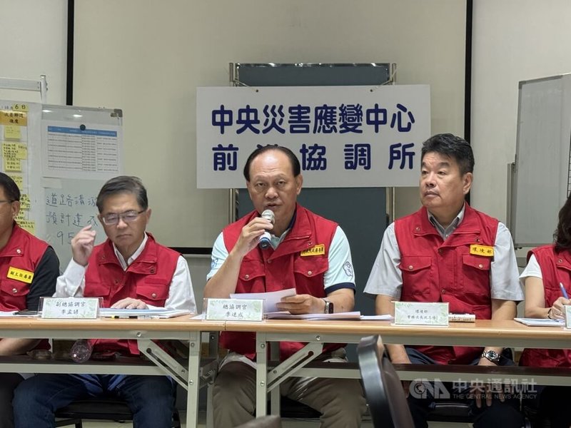 中央災害應變中心前進協調所總協調官季連成(中)8日表示,軍方人力機具將轉移到重災區佛祖街。中央社記者張祈攝 114年10月8日