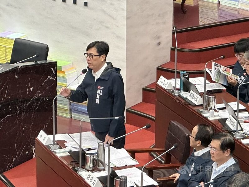 輝達台灣總部新建案因北士科用地取得問題卡關，高雄市長陳其邁（左）8日在市議會答詢時表示，高雄市政府會積極爭取，拿出更優惠條件爭取輝達。中央社記者林巧璉攝　114年10月8日