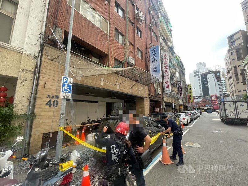 台北市有2名工人8日在大同區1棟建物進行外牆吊掛施工工程，因作業繩索鬆脫，造成2人約自8樓處墜落，警消獲報協助送醫治療，並於現場拉起封鎖線。（翻攝照片）中央社記者黃麗芸傳真　114年10月8日