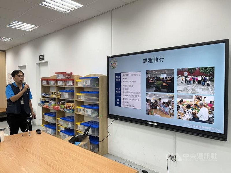 大同區樂齡學習中心開設的祖孫代間學習課程,有結合在地永樂市場批發布料產業開設的布藝課,也有導覽當地古蹟孔廟、保安宮,以及舞蹈、遊戲等,課程多元。中央社記者楊淑閔攝 114年10月8日