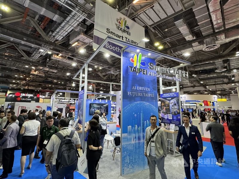 2025年新加坡科技週（Tech Week Singapore）8日在濱海灣金沙會展中心登場。台北市政府產業發展局攜手多家企業設立主題館。該主題館聚焦「人工智慧」與「大數據」等核心，展現產業的創新實力，成為展會焦點之一。中央社記者吳昇鴻新加坡攝　114年10月8日