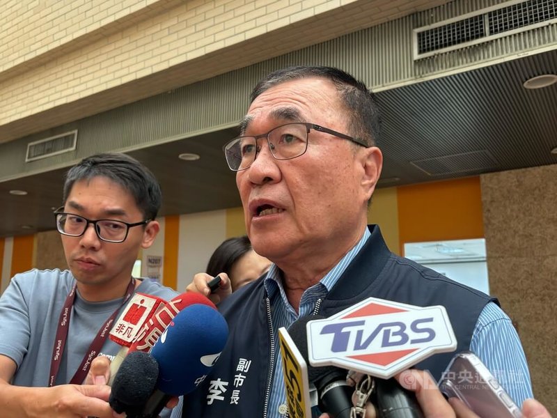 輝達台灣總部興建因用地取得問題卡關,台北市副市長李四川(右)8日受訪表示,已提出北士科T12基地給輝達帶回研究,市府願協助也有把握整合周邊私有地。中央社記者陳昱婷攝 114年10月8日