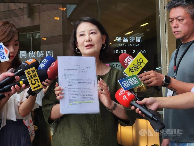 輝達規劃在北投士林科技園區興建台灣總部基地,但取得用地卡關。民進黨政策會執行長吳思瑤8日在民進黨中常會後受訪並出示內政部公文表示,中央對於此案,「從來沒有袖手旁觀」。中央社記者葉素萍攝 114年10月8日