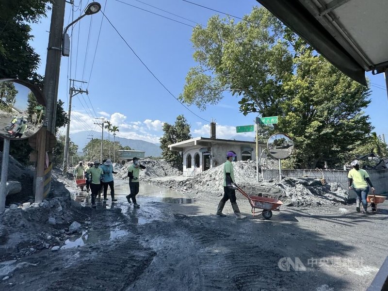 花蓮馬太鞍溪堰塞湖溢流，光復鄉佛祖街是重災區，中央災害應變中心前進協調所8日表示，清理重點將移往佛祖街至保安寺，由軍方接管清理工作。中央社記者張祈攝　114年10月8日