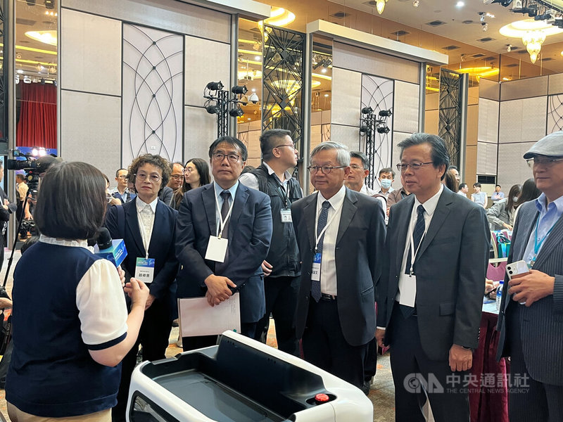 台南市政府與台灣智慧城市產業聯盟及台北市電腦商業同業公會共同合作,8日舉行智慧機器人應用SIG成立記者會暨論壇,國科會主委吳誠文(前右3)與台南市長黃偉哲(前右4)到場聆聽廠商介紹。中央社記者趙敏雅攝 114年10月8日