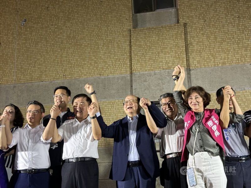 國民黨主席候選人郝龍斌（中左）8日晚間南下台中與黨員座談，前台中市長胡志強（右3）出席力挺。中央社記者趙麗妍攝  114年10月8日